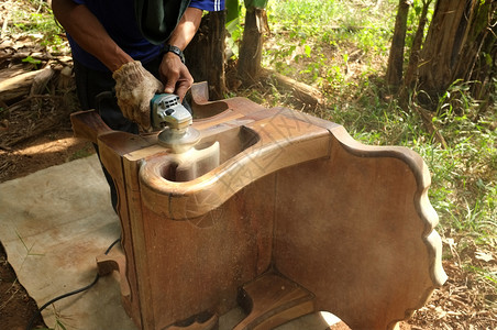 工作装饰木头贴近用手持电动洗涤器清木材椅子的匠图片