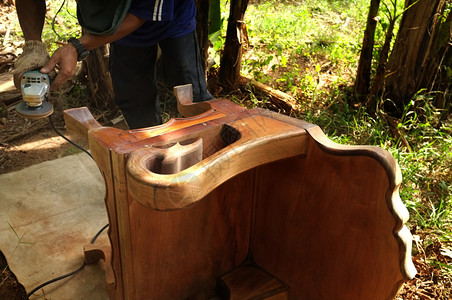 电的行业木头贴近用手持电动洗涤器清木材椅子的匠图片