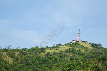 细胞在山顶的电讯天线信号覆盖范围到高山移动的爬坡道背景