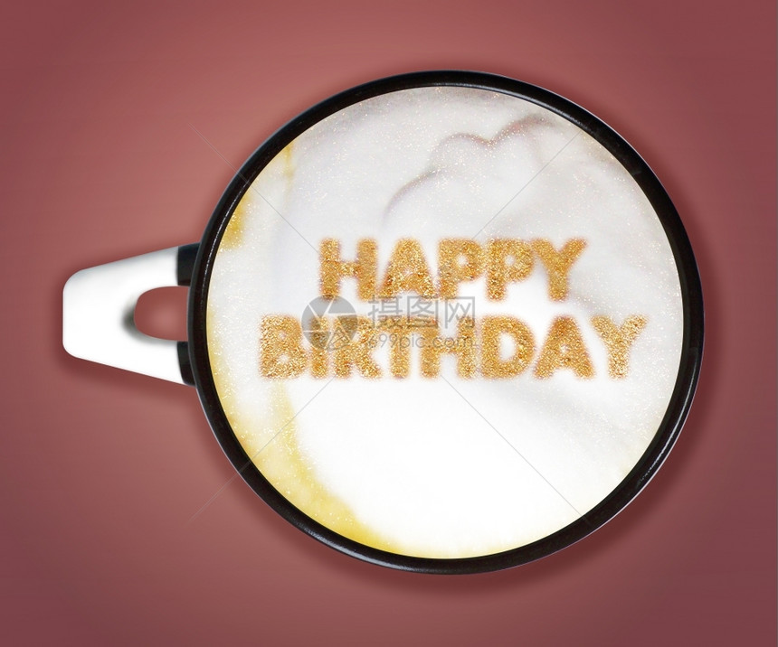 饮料简单咖啡艺术一杯卡布奇诺和生日快乐的杯卡布奇诺在粉红背景咖啡艺术上店图片