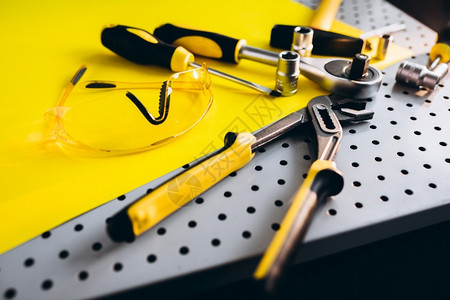 工具集服务家黑色和黄背景的工具组Name图片