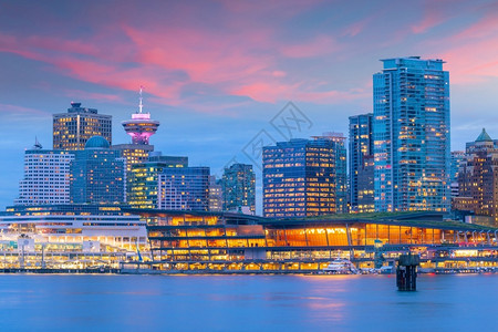 温哥华市中心天线的美景不列颠哥伦比亚省加拿大日落时码头晚上英国图片