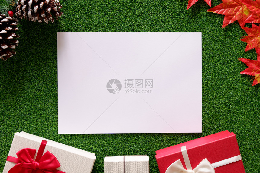 平坦的盒子框架在绿色草本背景和白空间的礼物盒顶部视图用于文本的白空格圣诞装饰图片