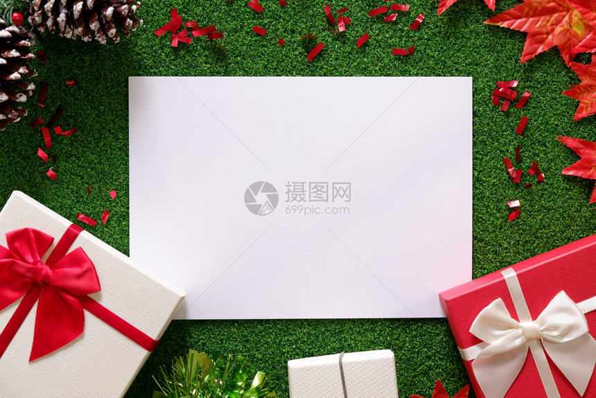 装饰在绿色草本背景和白空间的礼物盒顶部视图用于文本的白空格圣诞装饰为了平坦的图片