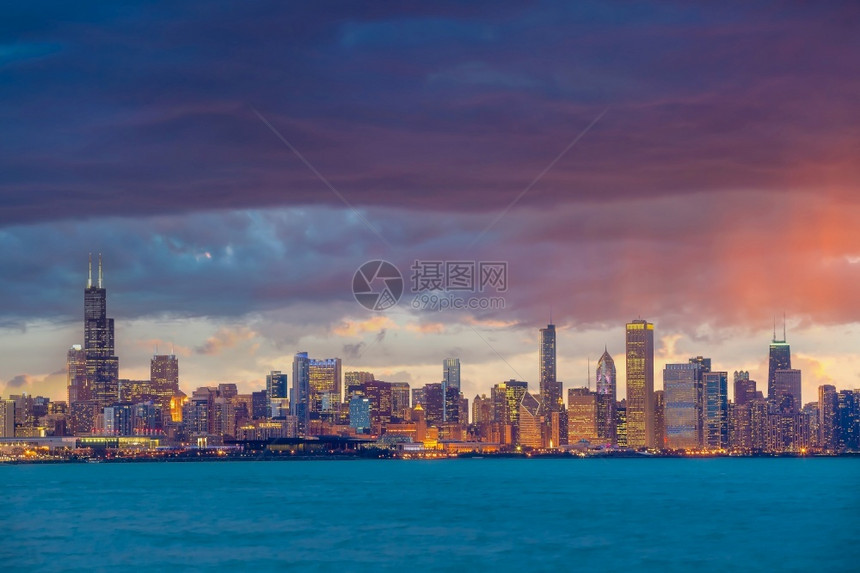 发光的河美国芝加哥市下中心天线城景色日落时美利坚合众国海滨图片