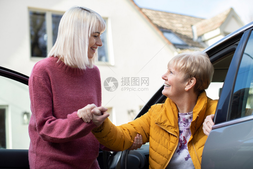 母亲后代女邻居在汽车中搭载高级妇女乘客图片