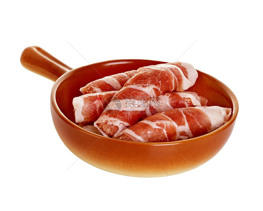 猪肉白色的午餐用培根包在煎锅里的香肠白底切帕奇图片