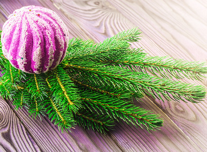 传统的嘲笑圣诞和新年概念在木板上放红球的Fir树枝木头图片