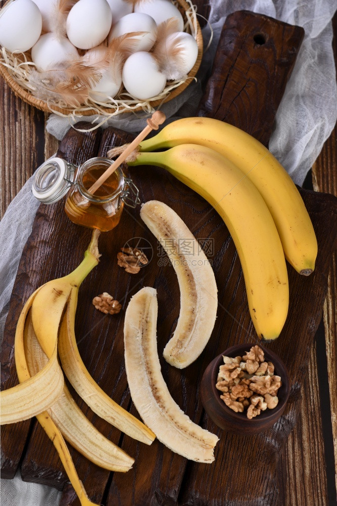 香蕉坚果鸡蛋蜂蜜烤自制香蕉面包的成分纸杯蛋糕开胃滋养图片