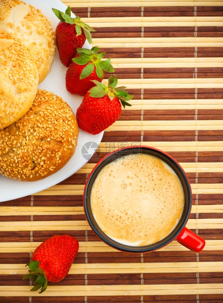 生活桌上的咖啡面包和草莓最高视图食物照片图片
