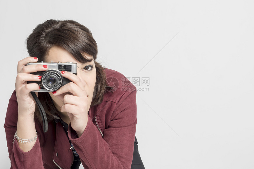 模型年轻美女用反光照相机摄影师肖像图片