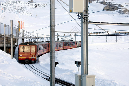 岩石首脑铁路火车从克莱因谢德格开往瑞士鲁弗劳的顶端图片