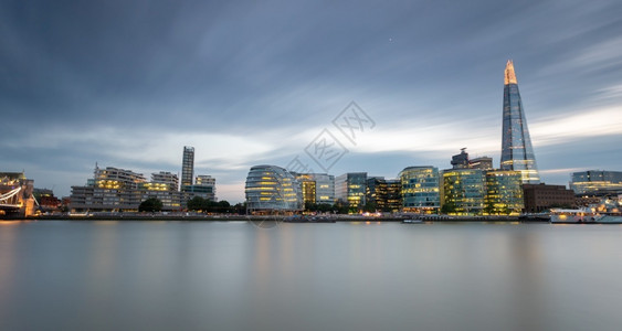 泰晤士河地标城市伦敦日落后蓝色时分的加那利码头港口图片