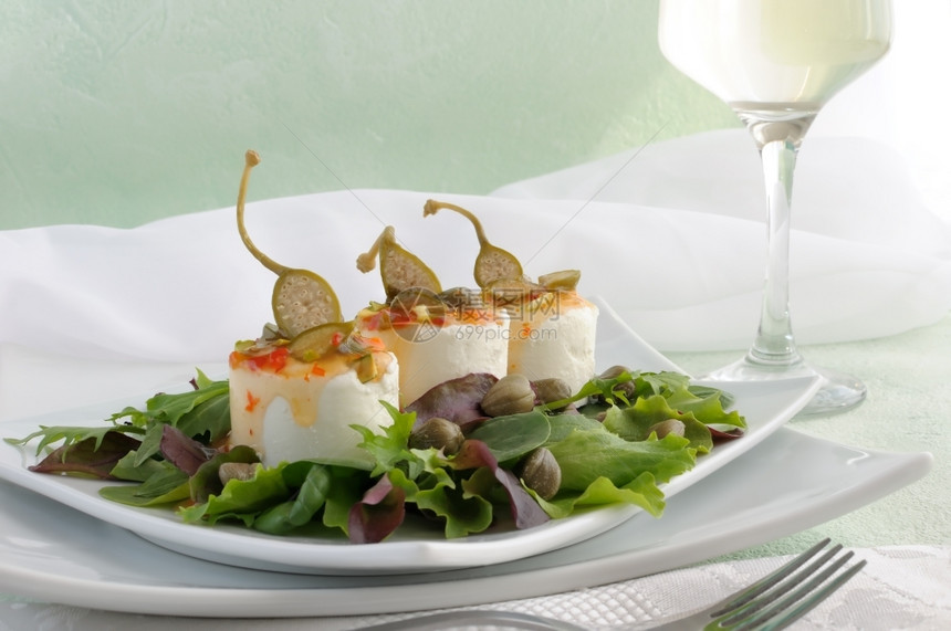 一种玻璃新鲜的甜酸酱汁和白葡萄酒在绿叶里加一杯白葡萄酒的松饼图片