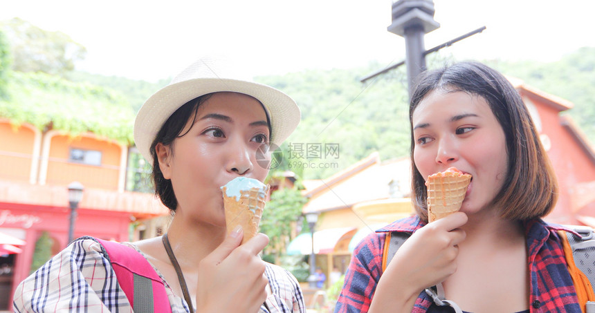 成人甜点美丽的女在暑假时持有和吃冰淇淋肖像图片