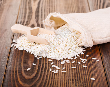 主食大米在木头表面的薄饼袋里受欢迎的疏松图片