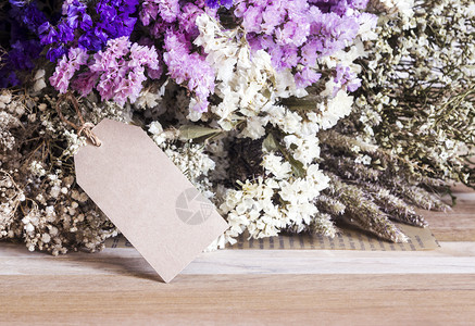 木制桌上带空白纸标签的干鲜花包空白静态生日图片