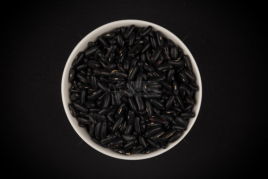 营养豌豆深黑背景的眼豆睛的图片