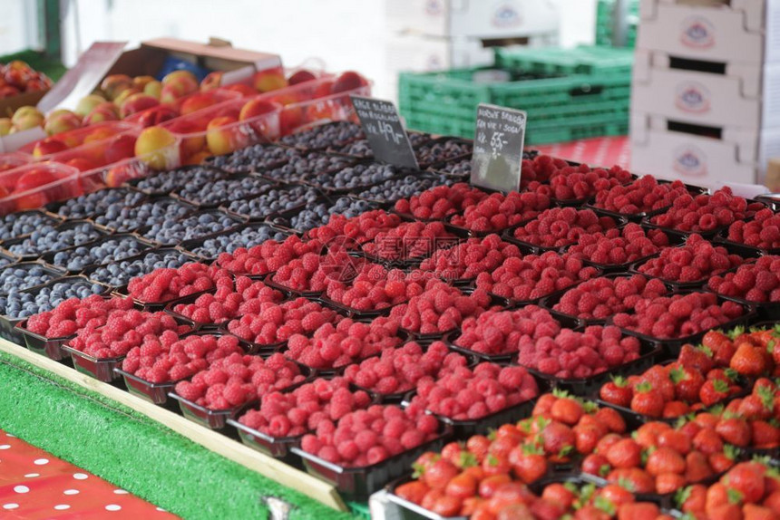 多汁的甜维他命挪威卑尔根当地市场上的水果图片