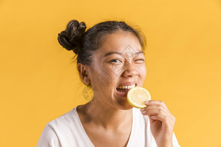 女人咬酸柠檬饥饿的细节嘴图片