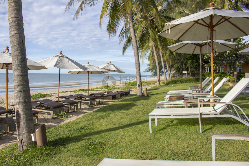阳伞在美丽的热带海滩上坐椅子和伞加勒比海晴天图片