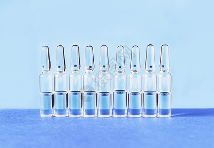桌上的玻璃疫苗瓶背景图片