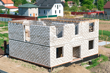 工人加里宁格勒在建房屋地基白砖未完工房屋私人在建地基私人具体的图片