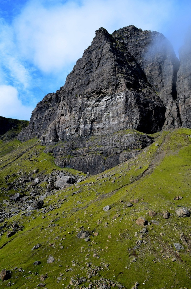 风景优美斯凯岛史托尔岩层的苏格兰老人远景好的图片