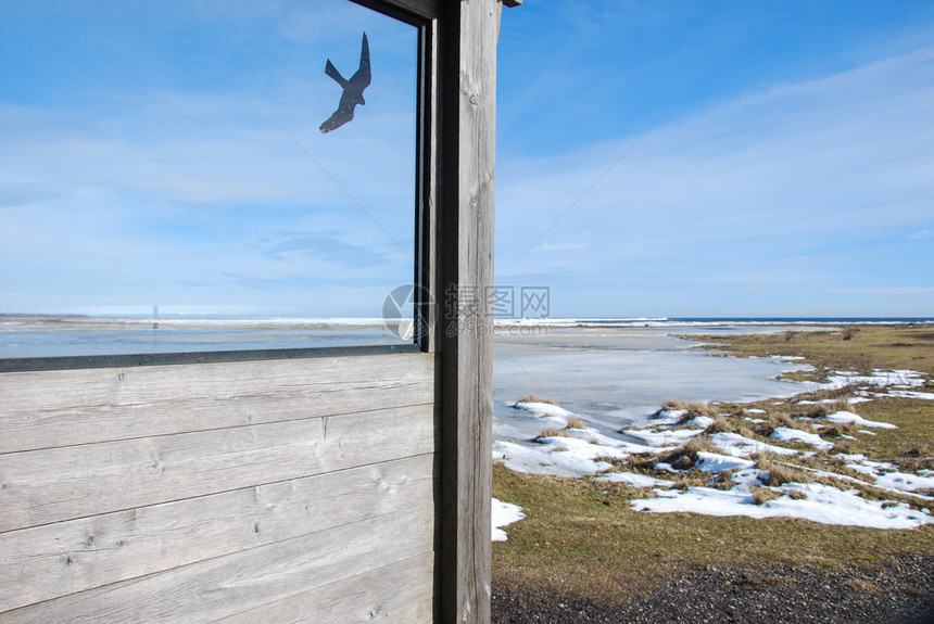 从瑞典奥兰岛Ottenby在观鸟站点的风力掩体中查看海滨旅游晴天图片