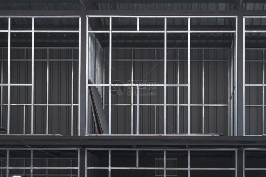 床单项目在建筑工地不完全的两层办公大楼顶上钢墙壁结构前视线和各种房间的金属板屋顶建筑工地区2层办公大楼黑色的图片