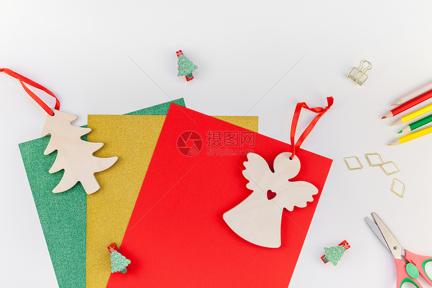 手新年或圣诞装饰节展品示使您设计贺卡时的白色自然光背景模板上DIY概念构思平坦地仰天观Xmas节庆祝活动准备玩具喜庆的图片