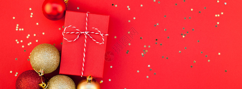 发光礼物球新年圣诞礼物包裹着的丝带平板最顶端的景色2019年庆祝圣诞节2019年手工制作的礼品盒红纸色火花金闪亮平坦的乡村背景