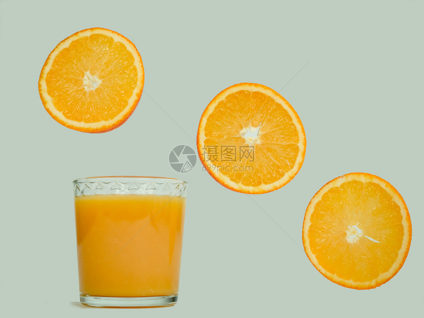 可口一种玻璃与新鲜橙汁飞行子切片在白色的孤立背景上近距离接美味和健康食品的概念玻璃与新鲜果汁和飞行橙子切片饮料图片