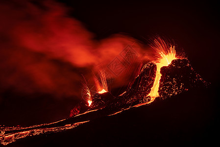 通格拉雷什瓦夜间在距冰岛雷克雅未40公里的雷雅内斯半岛爆发Fagradalsfjall火山喷发晚间冰岛地球抽烟黑色的背景