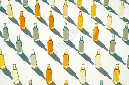 新鲜长枣以白色背景站立的各种彩色苏打瓶长阴影与Retro饮料瓶概念一致的彩色苏打瓶子对玻璃3d模型系列的直线进行空中观察各种样的对齐酒精设计图片