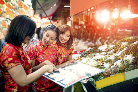 唐人街探案3吸引人的3名身着传统服装的亚洲女在Yaowarat路上游览快乐在Bangkokthailand最受欢迎的旅行和著名街头食品镇快乐背景