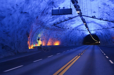 挪威的Laerdal隧道世界上最长的公路隧道方向发光的驾驶图片