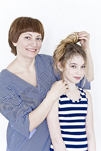 母亲在给女儿梳头发图片