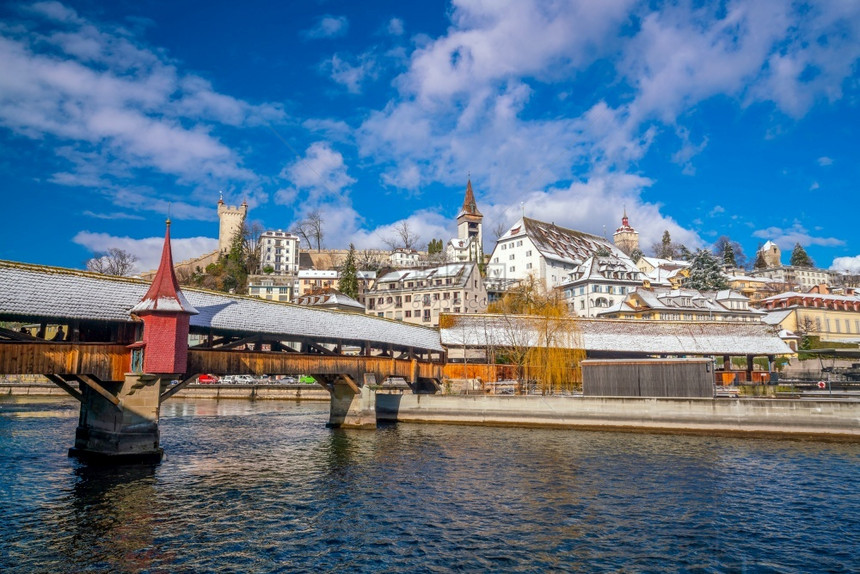 文化河山瑞士卢塞恩市中心教堂大桥和瑞士卢塞恩湖的市中心历史城图片