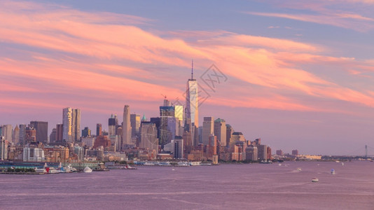 外部的美国哈德逊河上空的全景纽约市中心曼哈顿日落天窗摩大楼海滨图片