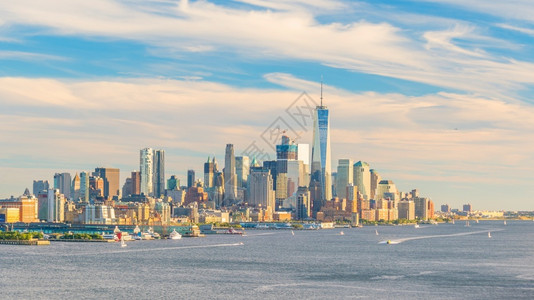 旅行美国哈德逊河上空的全景纽约市中心曼哈顿日落天窗商业建筑学图片