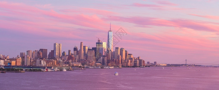 旅行美国哈德逊河上空的全景纽约市中心曼哈顿日落天窗地标新的图片