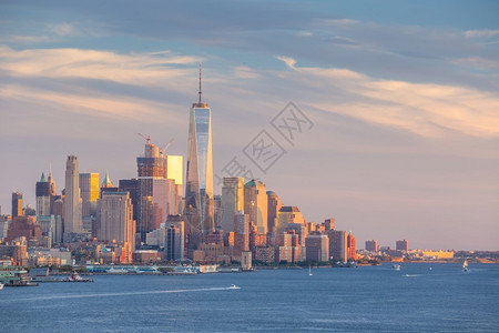 暮美国哈德逊河上空的全景纽约市中心曼哈顿日落天窗反射摩大楼图片