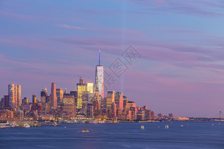 商业美国哈德逊河上空的全景纽约市中心曼哈顿日落天窗都会反射图片