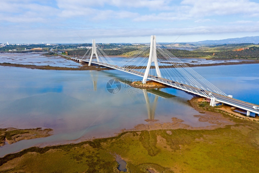 波尔蒂芒反射从葡萄牙阿尔加韦Portimao桥出发的空中飞机基础设施图片