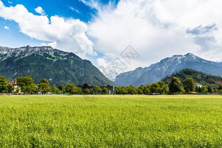 远足风景优美瑞士因特拉肯蓝色天空的景象山地观瑞士因特拉肯多云的图片