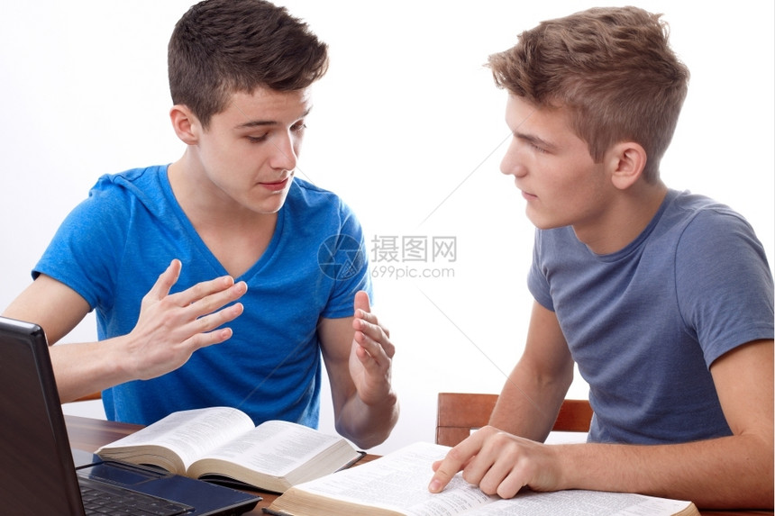 友谊宗教两个年轻人学习圣经的坐着图片