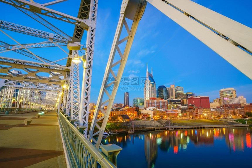 摩天大楼南部Nashville田纳西州市中心与美国坎伯兰河的天线状态图片