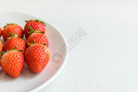 盘子上草莓有复制空间选择地聚焦绿色好吃茶点图片