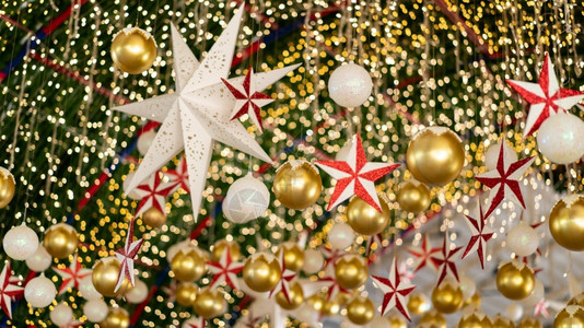 闪耀装饰新年关上圣诞灯光星和球季节图片